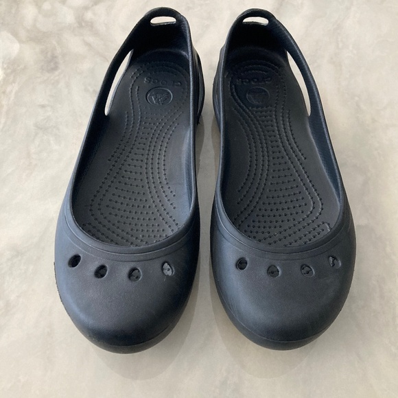 Like new CROCS Women’s Kadee Flat - 9 - Picture 1 of 7